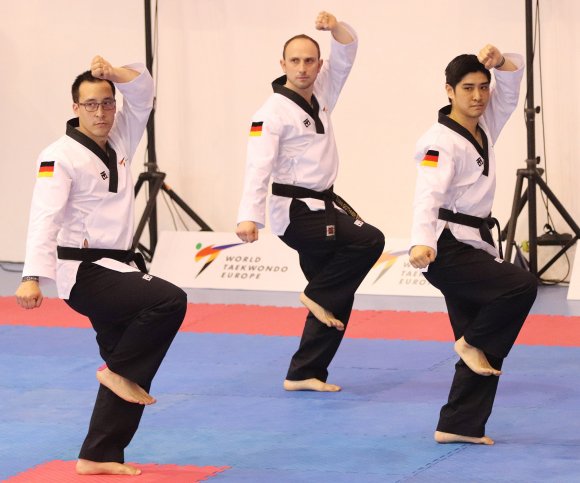 Das deutsche Poomsae-Team mit Quoc-Binh Duong (r.), Patrick Lebens (l.) und Tilman Gothner bei der EM in Antalya.