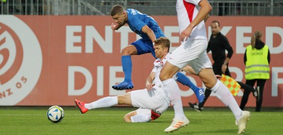 Mit Szenen wie diesem Flügellauf sorgte Nicolas Obas im Verbandspokalspiel des SV Gonsenheim gegen den FCK für Furore. Künftig spielt er für den TSV Schott.