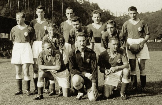 Mainz 05 zu Gast in Aue in der Saison 1956/57.  Vorne rechts: Alfred Höfer.