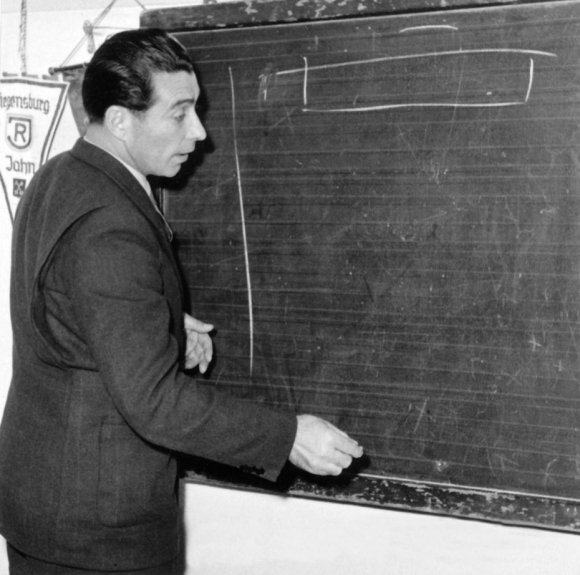 Mit welcher Taktik es gelang, lässt sich diesem Foto nicht entnehmen, aber Helmut Schneider wurde 1956 und 1957 Deutscher Meister mit Borussia Dortmund.