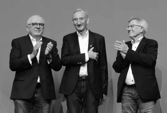 Mainz 05 war seine Herzensangelegenheit: Peter Arens (M., mit Aufsichtsratschef Detlev Höhne und seinem langjährigen Amtskollegen Jürgen Doetz) bei der Verleihung der Ehrenmitgliedschaft im vorigen Oktober.