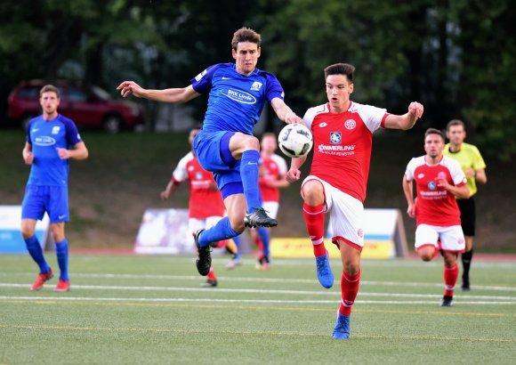 Wie vor drei Jahren ist auch diesmal der TSV Schott (vorne links: Janek Ripplinger, immer noch dabei) zunächst Gastgeber im Derby mit der U23 (Noah Korczowski, nicht mehr dabei).