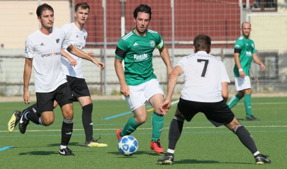 Ein Duell zwischen dem VfR Nierstein (am Ball: Dominik Paul) und dem FSV Saulheim) wird es in der bevorstehenden Bezirksligasaison höchstens in der Auf- oder Abstiegsrunde geben.