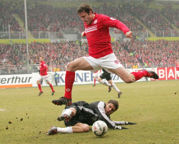 Schoss die 05er zunächst in die Bundesliga, dann wurde er selbst einer: Conor Casey, hier am 05. März 2005 beim 5:0 der Mainzer gegen den SC Freiburg.