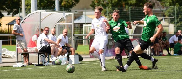 Gemeinsam stoppen Jonas Hofmann (r.) und Dominic Aktas den Bodenheimer Kevin Wenk.