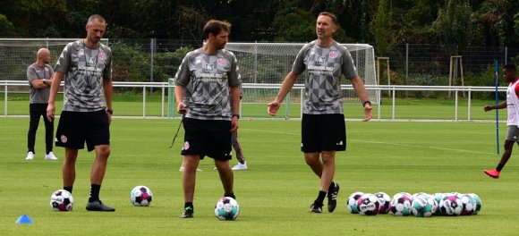 Neues Outfit, altes Trainerteam: Achim Beierlorzer (r.), Stefan Falkenmayer (M.) und Jan-Moritz Lichte leiteten am Dienstag die erste Einheit nach der Sommerpause.