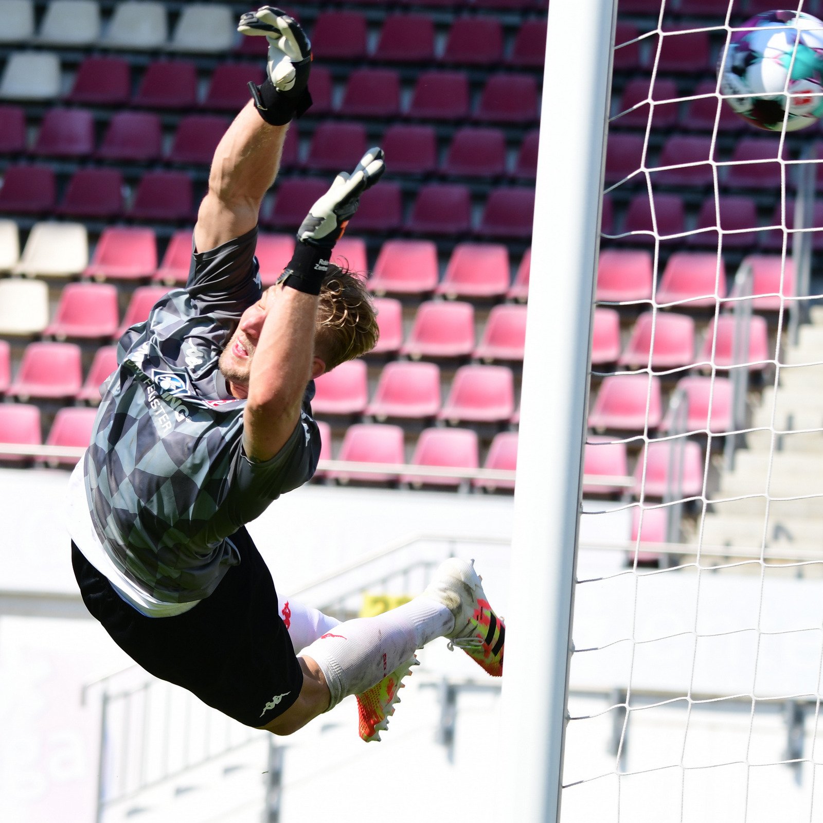 Da konnte Robin Zentner noch so schön fliegen: Nach diesem Ball streckte sich der Torwart vergebens, Aaron hatte einen Freistoß aus halbrechter Position über die Mauer hinweg in den Winkel geschossen.