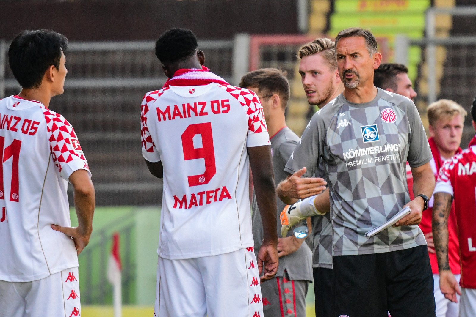 In den Drittelpausen analysierte Trainer Achim Beierlorzer kurz das Geschehen mit seinen Spielern und gab taktische Anweisungen. Aufs Coaching während der Partie verzichtete er... 