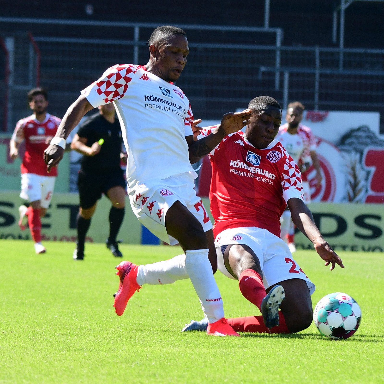 Der nach einem Jahr als Leihspieler in Utrecht zurückgekehrte Abass (l.) hatte des Öfteren Probleme mit dem zweiten Kontakt, nagelte aber gegen Ende einen Ball aus dem Stand und 18 Metern Entfernung ins linke obere Tordreieck.