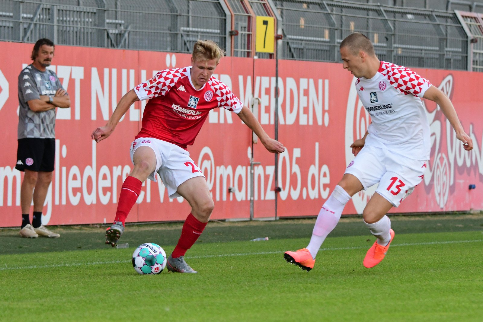 Jonathan Burkardt (l., gegen Neuzugang Dimitri Lavalée) überzeugte mit seinen Sprints in die Tiefe...