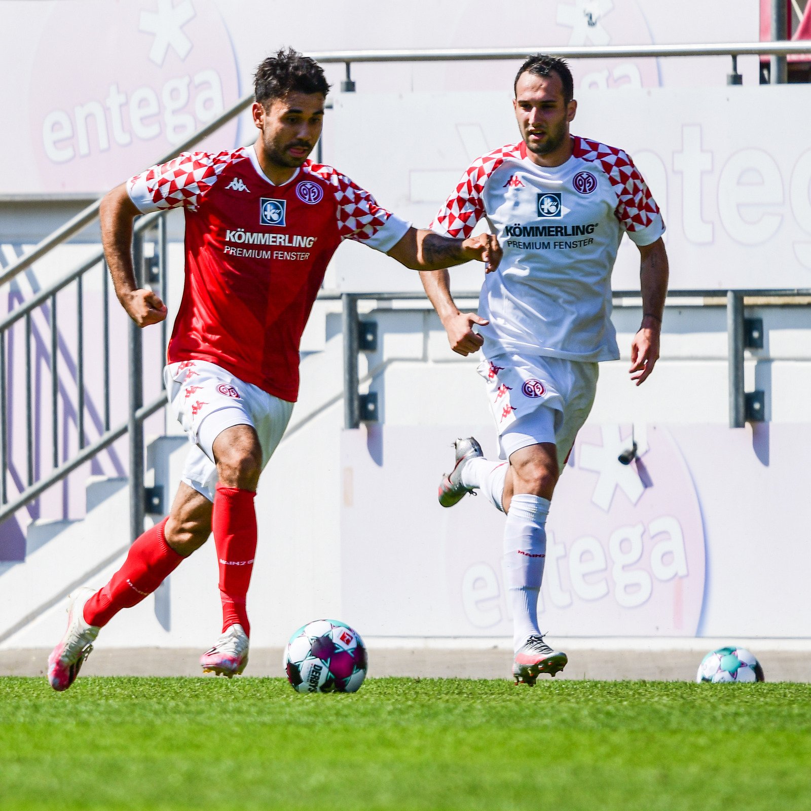 Gerrit Holtmann (l.) agierte 20 Minuten als Außenstürmer und 20 Minuten als Außenverteidiger, Levin Öztunali (r.) bereitete einen Treffer von Jean-Philippe Mateta vor und erzielte einen selbst.