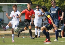 Gleichwertiges Duell in der Sommerhitze: Der FC Basara um den diesmal als Innenverteidiger eingesetzten Kapitän Yuya Okuda hatte bei Oberligist SV Gonsenheim (links Siegtorschütze Luan Barroso Rennstich) in der ersten Halbzeit die Mehrzahl der Offensivszenen für sich.