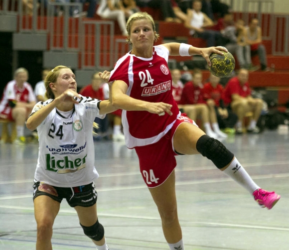 05-Kapitänin Laura Schmidt war zumindest in dieser Szene die bessere 24 als Nummerkollegin Carolin Kraft von der HSG Dutenhofen-Münchholzhausen.