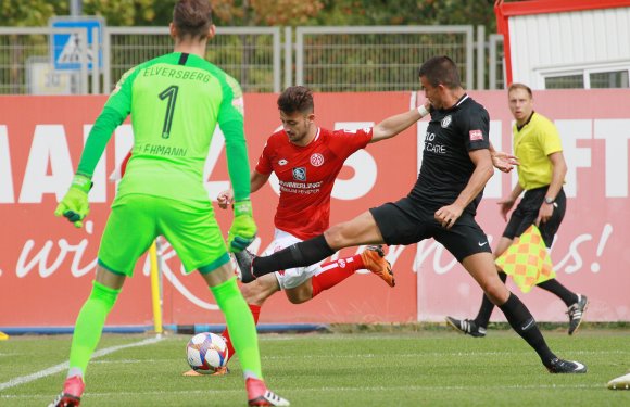 Vor zwei Jahren trug Kennet Hanner Lopez (M.) noch das 05-Trikot. Wenn er das nächste Mal am Bruchweg aufläuft, dann im Dress des TSV Schott.