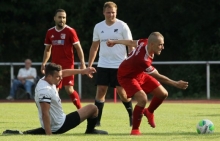 Rückkehrer Matthias Cygon (r.) trifft nach seinem einjährigen Ausflug zu RWO Alzey in der stark veränderten Nieder-Olmer Mannschaft auf jede Menge Konkurrenz in der Offensive. Ein Plätzchen auf dem Feld dürfte dem 29-Jährigen dennoch sicher sein, hier entwischt er dem Saulheimer Kapitän Jannis Neumann.