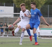 Fontana-Angreifer Patrick Hochhaus (l.) war bei TSG-Rechtsverteidiger Sascha Szep in guten Händen. Jedenfalls aus Gästesicht. 