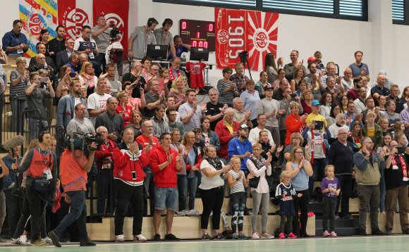 Volle Ränge, feiernder Anhang: Die Bilder vom Bundesligaauftakt im Vorjahr gegen den Thüringer HC lassen sich im September nicht wiederholen, denn Mainz 05 plant zumindest die ersten beiden Heimspiel ohne Zuschauer. 