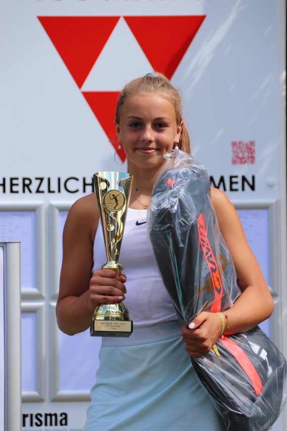 Schlug nacheinander die Nummern drei, eins und zwei: Elise Barnstedt vom TC Grün-Weiß Mainz, Gewinnerin des W-14-Turniers.