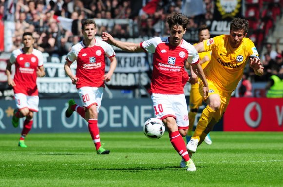 Am vorletzten Spieltag der Saison 2016/17 machten die 05er mit einem 4:2 gegen Eintracht Frankfurt den Klassenverbleib klar. Bojan bereitete das 3:2 vor.