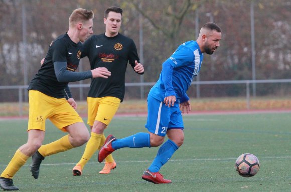 Defensiv stabil zu stehen, hat der FSV Oppenheim in den vergangenen Jahren sehr erfolgreich praktiziert. Spielertrainer Marco Streker (M.) will jetzt das Spiel mit Ball in den Vordergrund rücken.