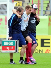 Das sah nicht gut aus: Die Physios Stefan Stüwe (l.) und Michael Thomas halfen Tobias Schilk vom Platz. Die Diagnose ergab einen Außenbandriss im rechten Sprunggelenk.