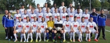 Die A-Junioren des SV Gonsenheim, hinten von links: Fahim Shahed, Baris Uzun, Tristen Hooks, Michael Müller, Herby Kunkel, Jonas Hofmann, Marius Weiner, Ludovic Fai. Mitte von links: Torwarttrainer Ernst Hennig, Kosta Yatrakis, Marc Beck, Lucas Ring, Robin Lehmann, Nico Tasch, Dorian Miric, Yannik Wex, Sascha Stüber, Nimrod Yilma, Valentin Hildebrand, Kotrainer Jan Itjeshorst. Vorne von links: Teammanagerin Bettina Stritter, Matthias Bernert, Luca Graffert, Maximilian Widfalk, Mauzinho Albino, Tim Hansen, Philipp Werkmann, Maximilian Berg, Alexis Triadis, Hiro Yamamoto, Nico Schweig, Trainer Babak Keyhanfar.