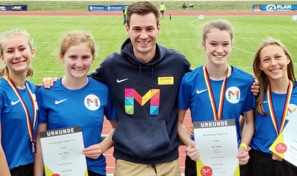 Strahlemann mit Strahlemädels: Trainer Michael Kaufmann freute sich mit (v.l.) Emma Kaul, Nele Schäfer, Lilith Härle und Laura Kuhn über gelungene Deutsche Meisterschaften. 