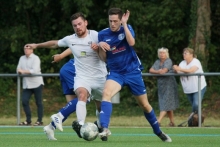 Im Pokalspiel gegen den VfB Bodenheim verkauften sich Aaron Becher (r., im Zweikampf mit Calvin Faßnacht) und die Klein-Winternheimer gut, auch wenn ihnen gegen Ende die Luft ausging.