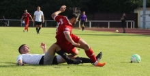Das erste Pflichtspiel der Saison verloren David Sillo (l.) und der FSV Saulheim im Pokal gegen den FSV Nieder-Olm. In der Meisterschaft werden die beiden Bezirksligisten einander vorerst nicht begegnen.