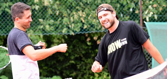 Leo Stolz (l.) hatte allen Grund zur Freude: Der Zweisatzsieg gegen Jonas Zabel war sein zweiter Erfolg im dritten Saisonspiel.