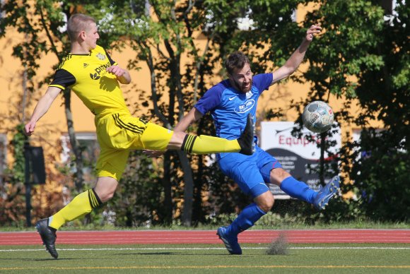 Nicklas Schlosser (r.) ist beim TSV Schott hinten links gesetzt. Zu seinen taktischen und technischen Qualitäten muss in der Regionalliga noch mehr Aggressivität kommen.