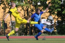 Nicklas Schlosser (r.) ist beim TSV Schott hinten links gesetzt. Zu seinen taktischen und technischen Qualitäten muss in der Regionalliga noch mehr Aggressivität kommen.