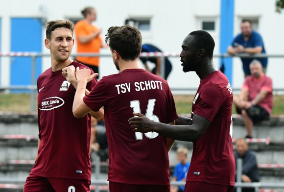 Janek Ripplinger (l.) ist der erfolgreichste Torschütze, den der TSV Schott je in seinen Reihen hatte.