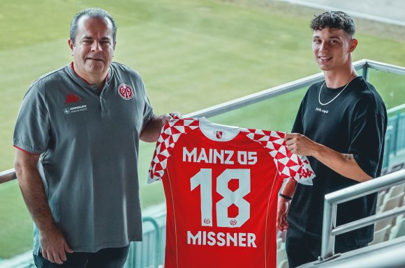 Kaum angekommen und schon im Einsatz: NLZ-Leiter Volker Kersting übergab Tobias Mißner am Wochenende das Trikot mit der Nummer 18, das der 20-Jährige bereits in Hoffenheim trug.  