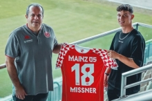Kaum angekommen und schon im Einsatz: NLZ-Leiter Volker Kersting übergab Tobias Mißner am Wochenende das Trikot mit der Nummer 18, das der 20-Jährige bereits in Hoffenheim trug.  