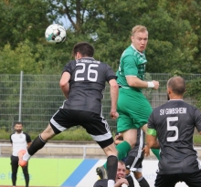 Florian Maaß (grünes Trikot) geht ins Luftduell mit den Gimbsheimern Philip Bach und Philip Wesner (r.), Kevin Siebert (unten) macht gerade nicht mit.
