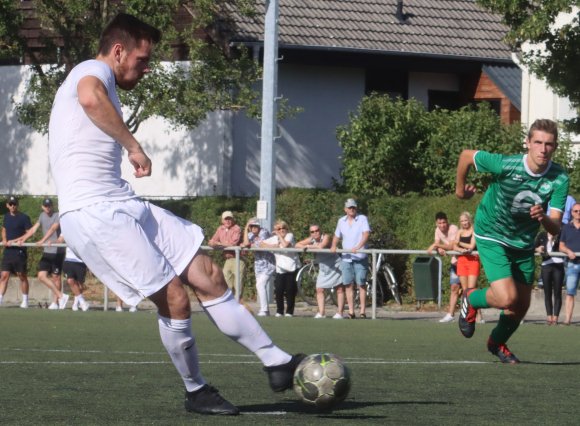 Als alleinige Spitze, aber mit reichlich Unterstützung aus den Reihen dahinter, sorgte VfB-Kapitän Calvin Faßnacht für permanente Gefahr vor dem Wormser Tor.