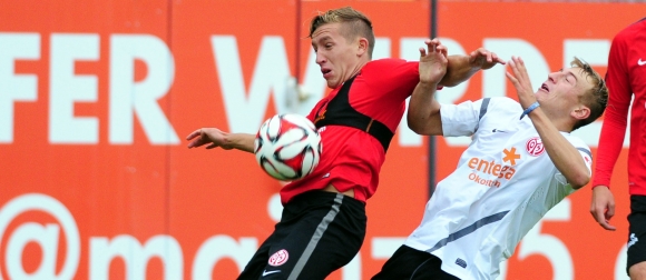 Ein Mosaikstein für die Mainzer Offensive: Pablo de Blasis (l., im Zweikampf mit U23-Akteur Daniel Bohl) hat auf die Europa League verzichtet, um an den Bruchweg zu wechseln.