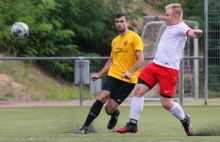 Mächtig Granulat wirbelten Lukas Schmitt (r.)  und seine Nackenheimer beim Saisonauftakt gegen den FV Budenheim (Mitte: Leon Brunnett) auf.