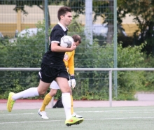 Offenbar machen die Bodenheimer bei ihren Fußballspielen auf fremden Plätzen grundsätzlich etwas falsch, wie hier Norman Loos...