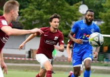 Manassé Eshele (r., hier im Testspiel gegen den TSV Schott) ist mit dem SV Gonsenheim am Mittwochabend beim FCK II gefordert.
