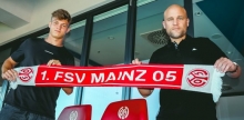 David Nemeth und Rouven Schröder halten nicht nur gemeinsam den 05-Schal, sondern haben auch ihre Unterschriften unter einen bis Mitte 2024 laufenden Vertrag gesetzt.