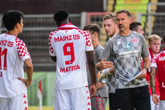 Am Freitagabend sind Achim Beierlorzer und seine Mannschaft im ersten Pflichtspiel seit Ende Juni gefordert.