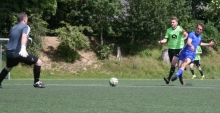 Simon Höss setzt sich im jüngsten Punktspiel gegen die SpVgg Ingelheim im Mai 2017 gegen Kapitän Julian Haas durch und erzielt gegen Torwart Carsten Jost den ersten Treffer des Tages zum 5:1 (1:0)-Erfolg.