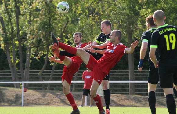 Wer ist gelenkiger? Die Nieder-Olmer Christian Toplek (l.) und Ivo Schedereit (r.) oder der Oppenheimer Florian Schmitt?