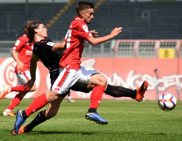 Mittelfeldspieler mit feinem Fuß: Nils Lihsek (r.), zuletzt bei der U23 des FSV Mainz 05, spielt jetzt für den TSV Schott.