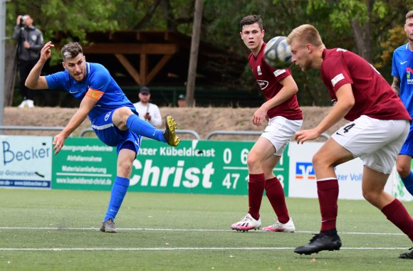 Damir Bektasevic (l.) und der SV Gonsenheim bekommen es am Mittwochabend mit DFB-Pokal-Teilnehmer FV Engers zu tun.