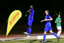 Da kann man auch mal kurz abheben: Raphael Assibey-Mensah (l.) nach seinem 2:0...