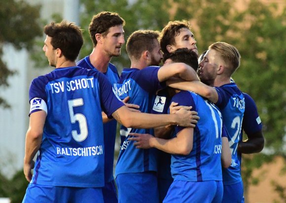 Drei Tore bejubelte der TSV Schott gegen den FC Homburg, in dieser Szene Silas Schwarz' 1:0. Die Basis dafür legte das Team mit der Arbeit gegen den Ball.