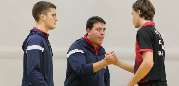 Auf ein Neues: 05-Trainer Marcel Müller (M.) setzt weiterhin auf Simon Berglund (r.) und Luka Mladenovic.